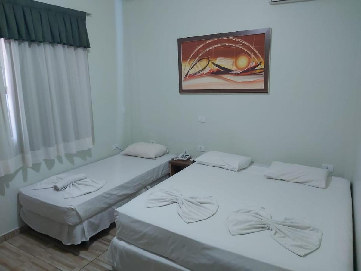 Hotel E Pousada Caroline Фос-ду-Іґуасу Екстер'єр фото