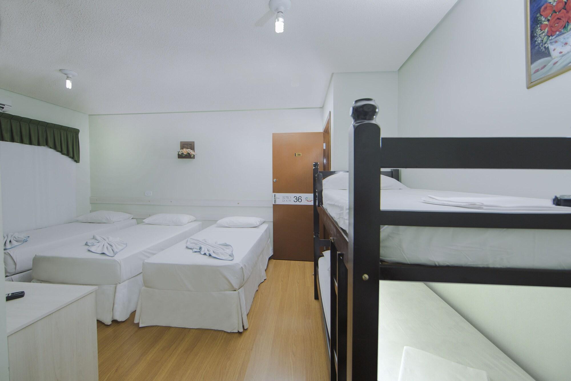 Hotel E Pousada Caroline Фос-ду-Іґуасу Екстер'єр фото