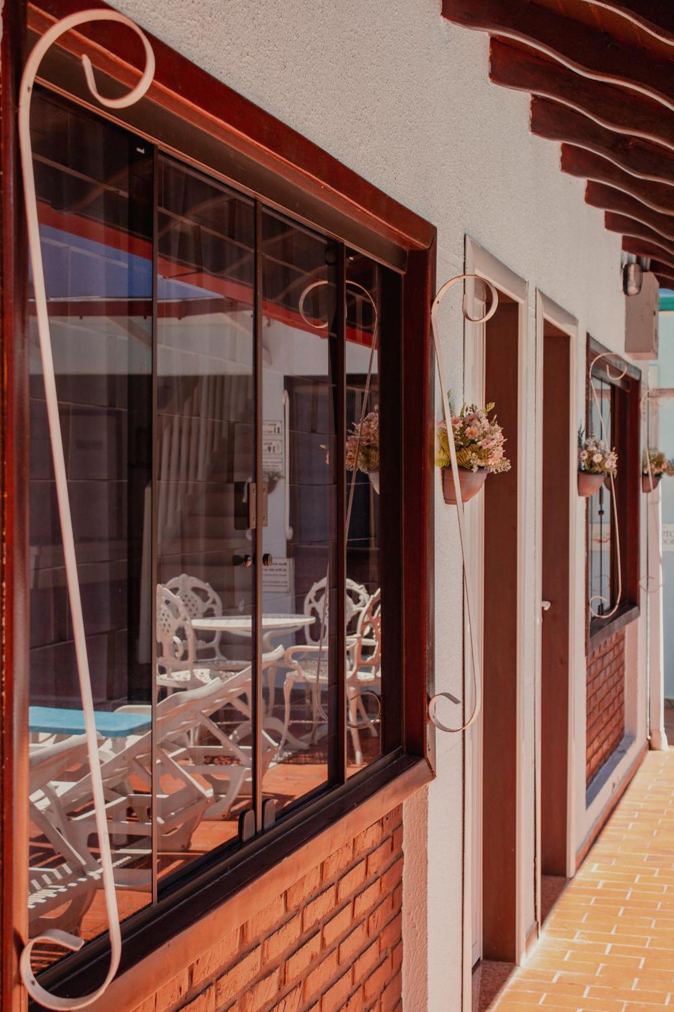 Hotel E Pousada Caroline Фос-ду-Іґуасу Екстер'єр фото