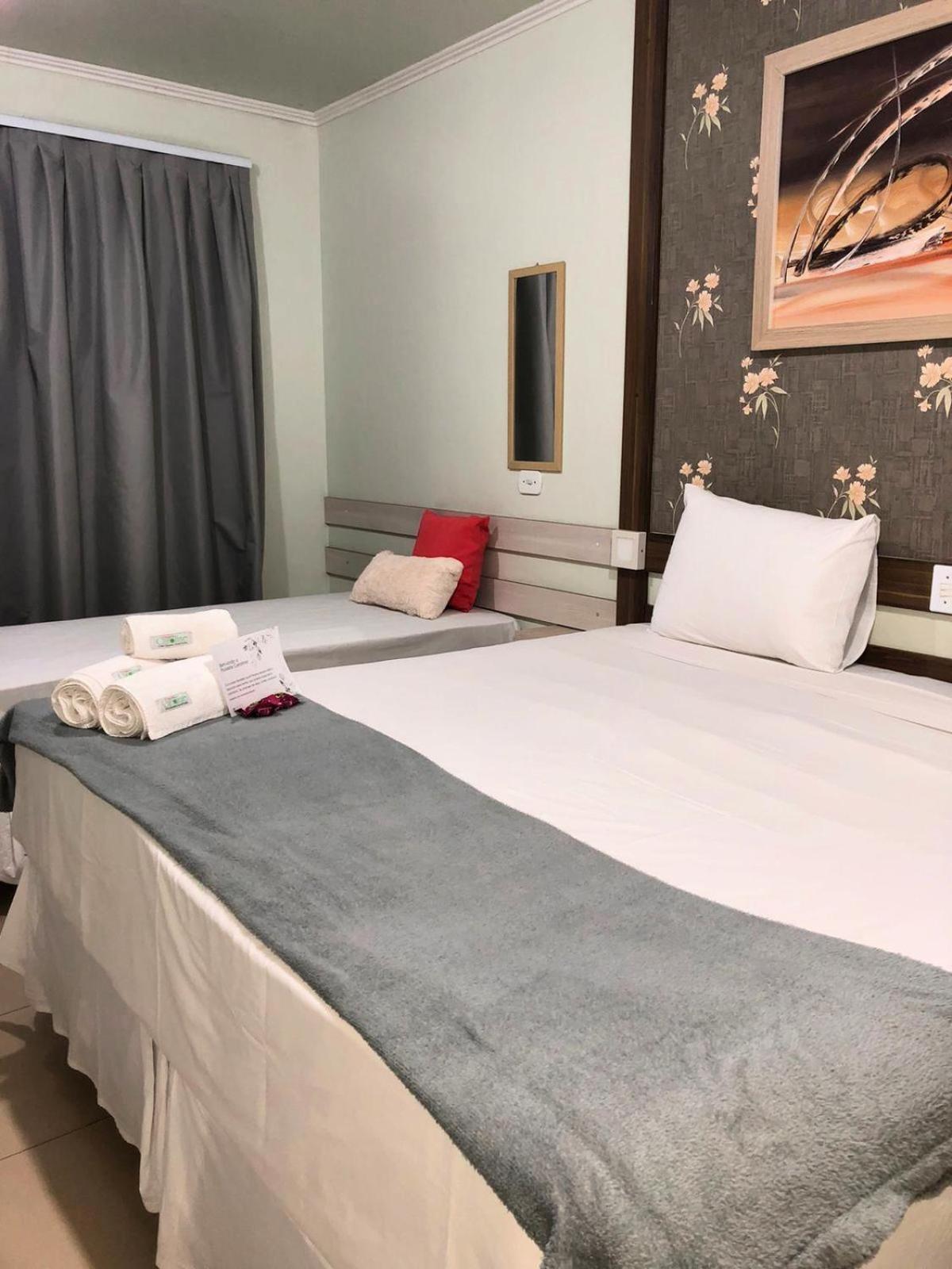 Hotel E Pousada Caroline Фос-ду-Іґуасу Екстер'єр фото
