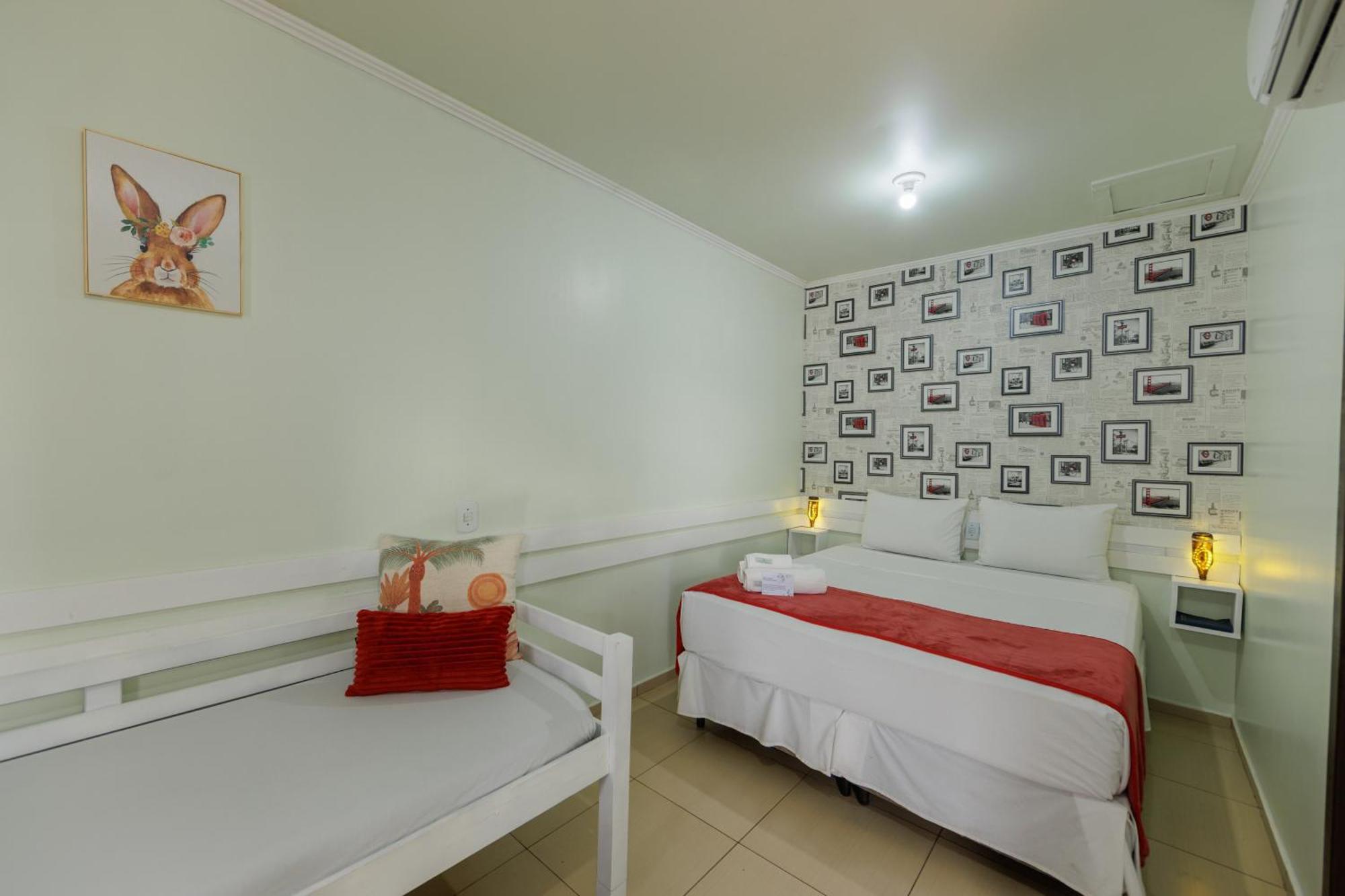 Hotel E Pousada Caroline Фос-ду-Іґуасу Екстер'єр фото