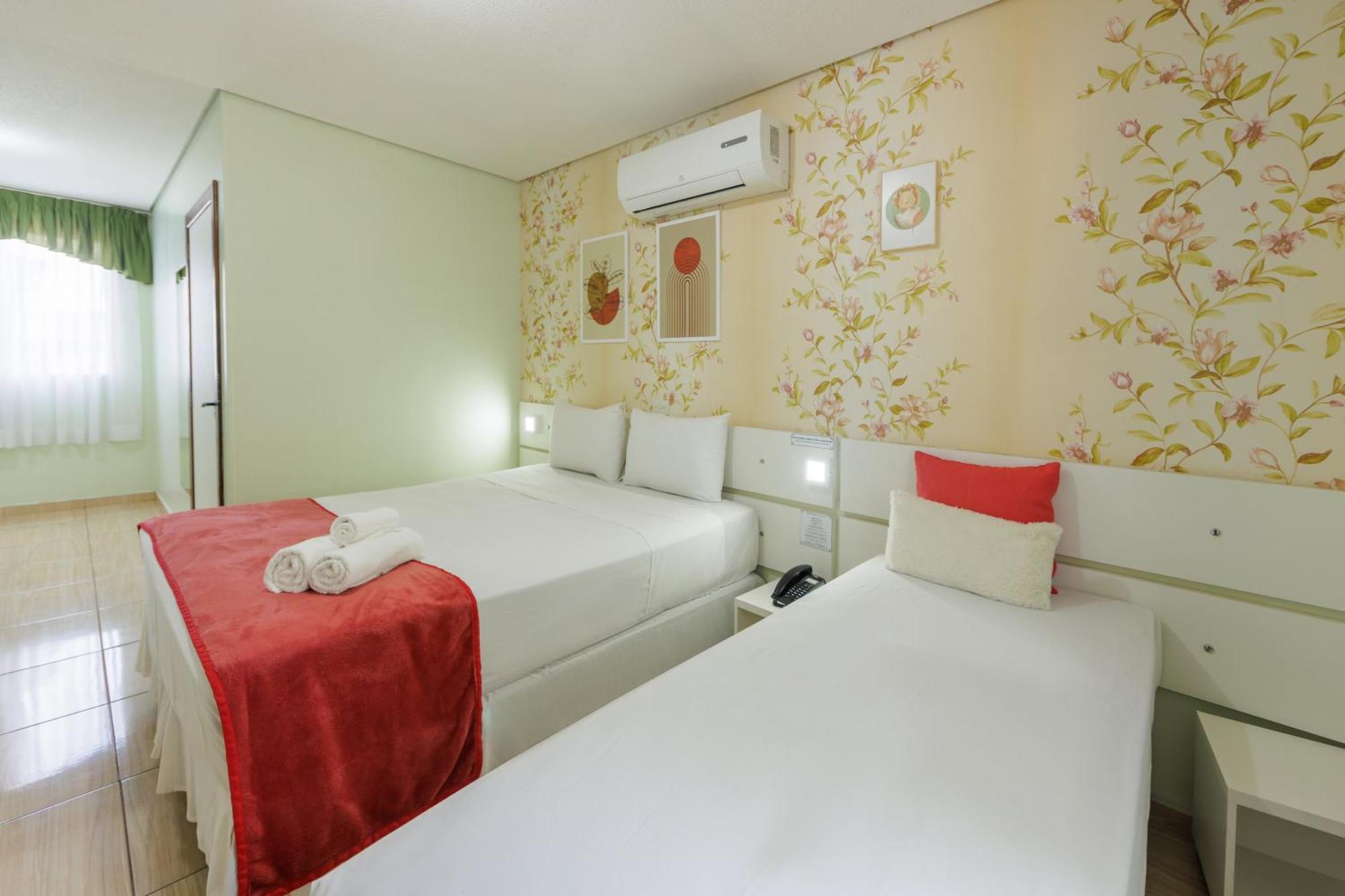 Hotel E Pousada Caroline Фос-ду-Іґуасу Екстер'єр фото