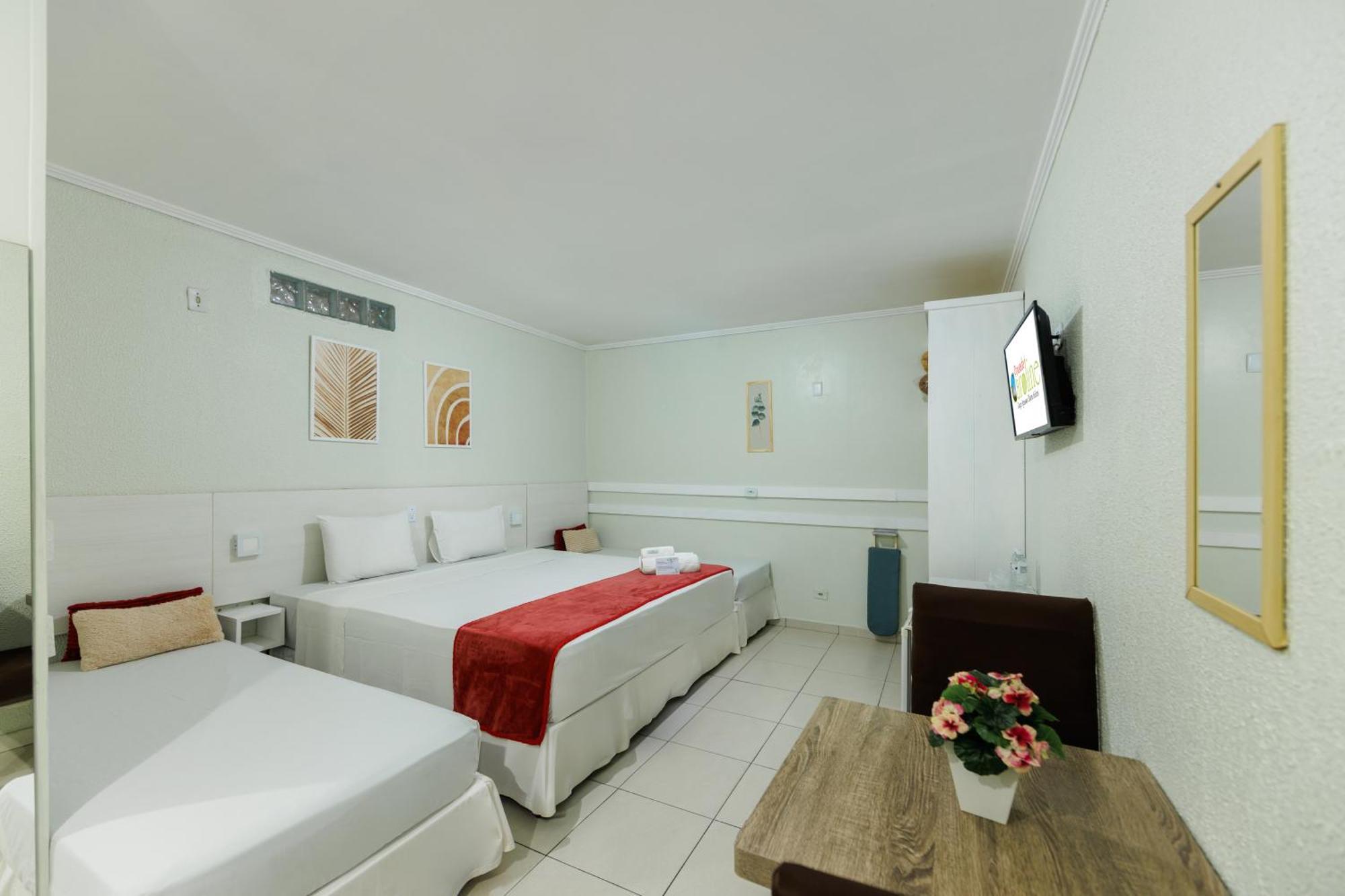 Hotel E Pousada Caroline Фос-ду-Іґуасу Екстер'єр фото