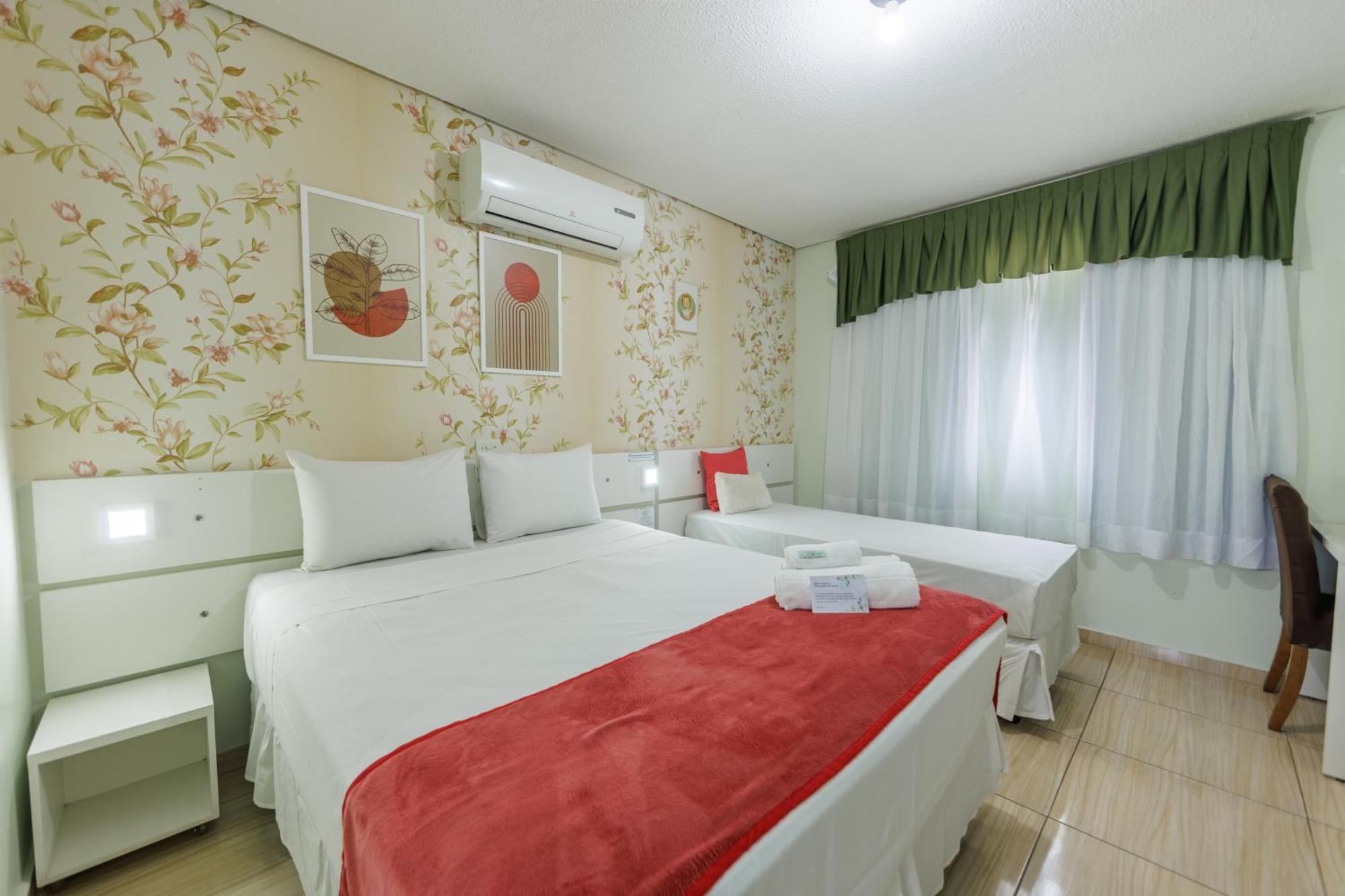 Hotel E Pousada Caroline Фос-ду-Іґуасу Екстер'єр фото